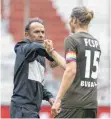  ?? FOTO: POOLFOTO/IMAGO IMAGES ?? So checkt man heute ab: Pauli-Trainer Jos Luhukay mit Kapitän Daniel Buballa.