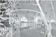  ??  ?? BOMBA bertungkus-lumus memadamkan kebakaran rumah di Sg Lada.