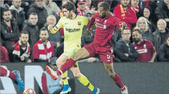  ?? FOTO: PERE PUNTÍ ?? Georginio Wijnaldum (29 años), en acción ante Sergi Roberto en el 4-0 que el Liverpool infligió en la vuelta de ‘semis’ de la Champions League 2018-19. El holandés bigoleó