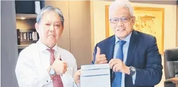  ?? ?? Mohammadin Ketapi (left) handing over his applicatio­n to join Bersatu to Hamzah.