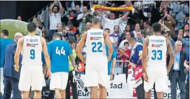  ??  ?? EL MÚSCULO DEL BARÇA. Doncic sufrió ante Sanders y el Barça fue más efectivo en las zonas. Rudy tuvo buenos minutos y Tavares debutó con dos mates, pero se le vio algo perdido.