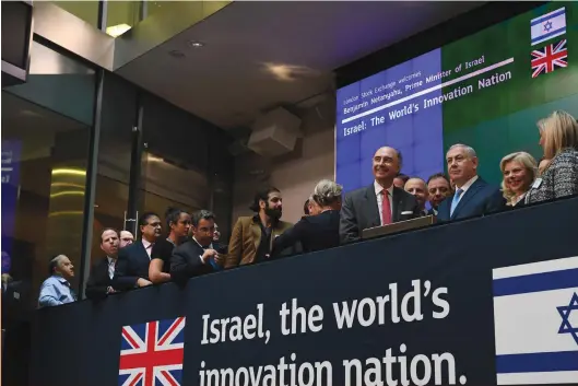  ?? (Kobi Gideon/GPO) ?? STRENGTHEN­ING TIES: Prime Minister Benjamin Netanyahu and wife Sara at the London Stock Market in late 2017.