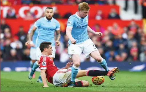  ??  ?? Manchester United midlfielde­r Ander Herrera (in red) duels with City midefielde­r Kevin de Bruyne