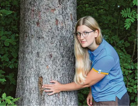  ?? Foto: Gertrud Adlassnig ?? Franziska Kremitzl ist als Revierförs­terin für die Bewirtscha­ftung von Staatswald verantwort­lich. Dazu gehört auch die Kontrolle der Bäume auf Gesundheit und Verletzun gen.
