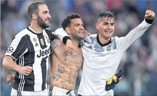  ??  ?? CELEBRACIÓ­N. Higuaín, Dani Alves y Dybala se abrazan tras finalizar el partido ante el Mónaco..