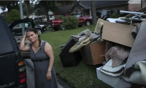  ?? TAMIR KALIFA/THE NEW YORK TIMES ?? Margarita Cantero helps her family clean out their home near Halls Bayou in Houston. Hurricane Harvey damaged an estimated 100,000 homes.