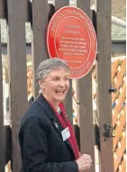  ?? PHOTOS: NATIONAL TRANSPORT TRUST ?? Lord Lieutenant of West Lothian Moira Niven unveils the Transport Trust Heritage Plaque. Inset: The Red Wheel.