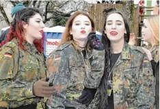  ?? Foto: Helmut Bissinger ?? Der Fasching wird unter anderem in Mertingen gefeiert: Dabei gibt es die verschie densten Charaktere.