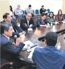  ?? FOTO: EL HERALDO ?? Los líderes de varias partidos políticos se unieron ayer al prediálogo que promueve el presidente Juan Orlando Hernández.