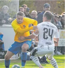  ?? FOTO: MAS ?? Timo Barwan (links) und der SSV Ehingen-Süd haben mit 1:4 verloren.