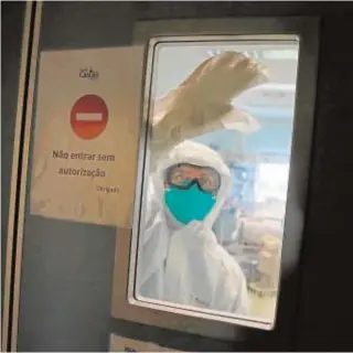  ?? REUTERS ?? Una enfermera limpia la ventana de la UCI del Hospital de Cascais