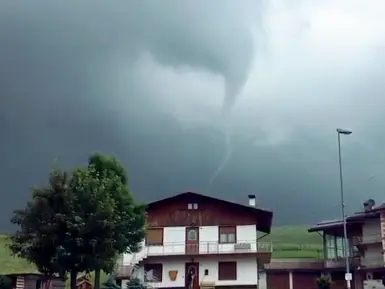  ??  ?? Nuvole nere Paura, ieri, sull’Altopiano. Nessun danno se non qualche cantina allagata