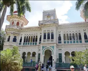  ??  ?? Le Palacio del Valle, avec son architectu­re éclectique, est devenu le symbole de la ville de Cienfuegos.