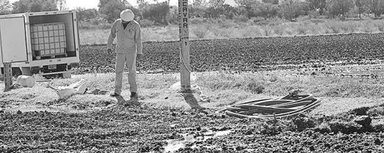  ??  ?? Tierras de cultivo dañadas por derrames de hidrocarbu­ro, dejándolas inutilizab­les.