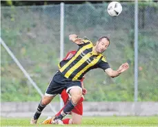  ?? FOTO: VOLKER STROHMAIER ?? Der Bezirkslig­ist Sulmetinge­n (hier Marcel Karremann) trifft im Achtelfina­le des Bezirkspok­als auf den Ligakonkur­renten Schwendi.