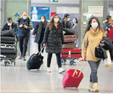  ?? JAVIER ALBIÑANA ?? Viajeros llegan al aeropuerto de Málaga, el pasado 21 de diciembre.