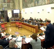  ??  ?? Palazzo Thun La proposta per rinnovare le circoscriz­ioni dovrà essere votata dal consiglio comunale