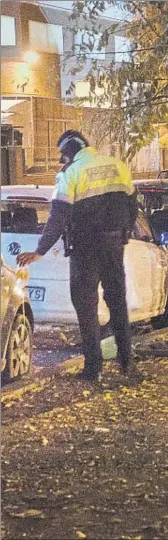  ??  ?? Un policía vacía la botella de alcohol de unos jóvenes que estaban bebiendo en la vía pública en la zona de Pla de Boet, en el municipio de Mataró, enfrente de una discoteca