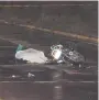  ??  ?? El cuerpo del motociclis­ta quedó sobre el pavimento mojado.