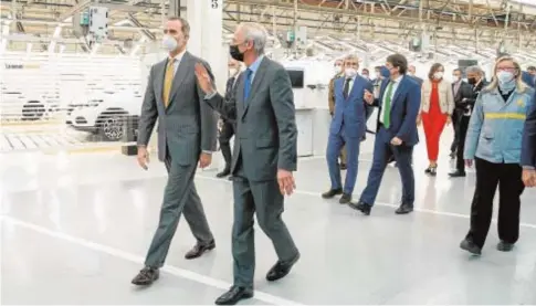  ?? AFP ?? El Rey Felipe VI recorre la fábrica de Palencia junto a Jean Dominique Senard, presidente del Grupo Renault
