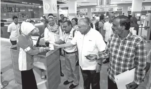  ?? — Gambar Bernama ?? DELL Akbar Khan (dua kanan) bersama wakil media ketika melawat Penang Sentral di Butterwort­h, kelmarin. Turut sama Shireen Iqbal (empat kanan).