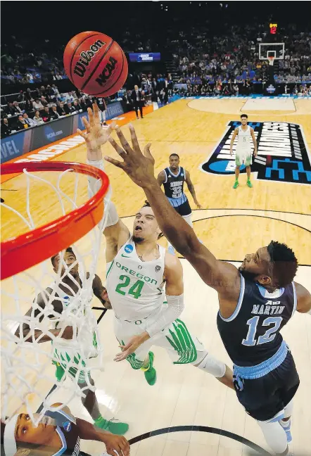  ?? — GETTY FILES ?? Dillon Brooks of Mississaug­a, Ont., and the Oregon Ducks will try to slow the momentum of the surging Michigan Wolverines when they meet Thursday in Kansas City in a Midwest semifinal.