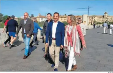  ?? EL DÍA ?? Marcial Gómez e Isabel Albás en su recorrido ayer por el Puente Romano de Córdoba.