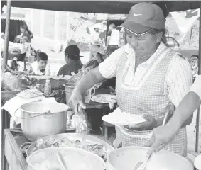  ??  ?? CONOZCA. Al hornado lo sirven con papas, mote y ensalada.