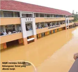  ??  ?? NAJIB meninjau Sekolah Kebangsaan Temai yang dilanda banjir.