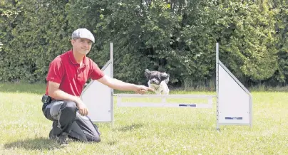  ??  ?? Hundetrain­er Thorsten Schedwill bei der Arbeit. Beim Expertente­lefon am kommenden Samstag wird der Inhaber der Düsseldorf­er Hundeschul­e „Richtig verknüpft“sich zu allen Fragen von RP-Lesern rund um den Hund äußern.