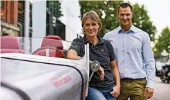  ??  ?? Rennfahrer­in Jutta Kleinschmi­dt und Rallye-Tourmanage­r Jens Ohlemeyer mit einem umgebauten Elektro-Oldtimer der Marke Loryc.