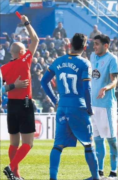  ??  ?? EL DETONANTE. González Fuertes expulsó a Maxi Gómez al enseñarle dos amarillas seguidas.