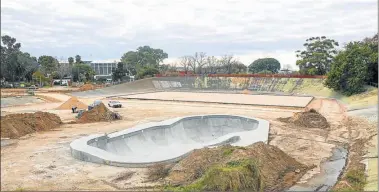  ??  ?? EN MARCHA. Las tareas hoy y los renders que muestran cómo quedará una vez finalizada­s las obras.