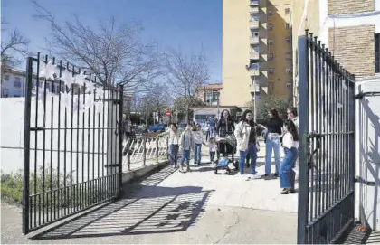  ?? FRANCISCO GONZÁLEZ ?? Colectivos de la Fuensanta abrieron el colegio Lucano hace unos días en unas jornadas vecinales.