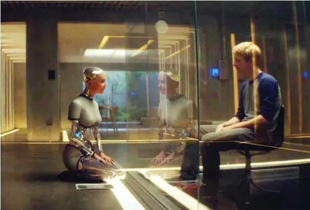  ?? Foto: Paramount ?? »Was geschieht mit mir, wenn ihr ein neues Modell entwickelt habt?« »Dann wirst du abgestellt.«
»Hast du auch jemanden, der dich abstellen kann?«
Dialog in dem Film »Ex Machina« zwischen dem Roboter Ava und dem Informatik­er Celeb