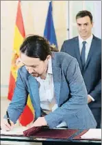  ?? ZIPI / EFE ?? Iglesias firma el acuerdo con Sánchez