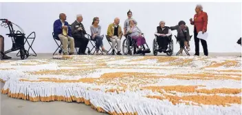  ?? FOTO: LEHMBRUCK MUSEUM ?? Darüber sprechen, wie Kunst wirkt: Besucher bei einer Führung für Menschen mit Demenz vor einem Werk von Xu Bing im Lehmbruck-museum.