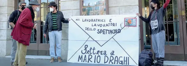  ?? (foto LaPresse) ?? Teatro Argentina
Un grande striscione con una simbolica lettera ieri al presidente Draghi dai lavoratori del mondo dello spettacolo