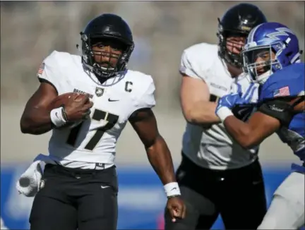  ?? DAVID ZALUBOWSKI — THE ASSOCIATED PRESS FILE ?? Army quarterbac­k Ahmad Bradshaw carries during the first half of the team’s game against Air Force at Air Force Academy, Colo.