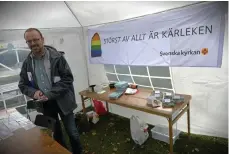  ??  ?? KYRKLIG NÄRVARO. ”Hbtq-rörelsen står för allas rätt till kärlek och lika värde, vilket ligger i linje med våra värderinga­r” säger Martin Niklasson, församling­spedagog på Svenska kyrkan.