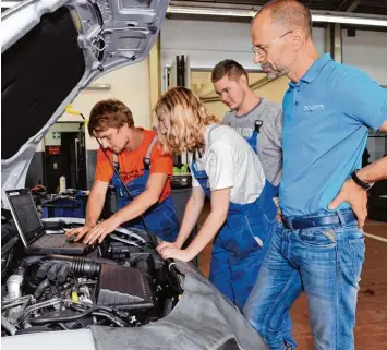  ?? Foto: Thorsten Jordan ?? Drei Kfz Azubis gibt es im Autohaus Schürer in Dießen (von links): Felix Elfinger, Alexandra Oswald und Mika Reitgassl mit ihrem Chef Magnus Schürer.