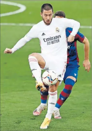  ??  ?? Hazard controla un balón el sábado contra el Levante.