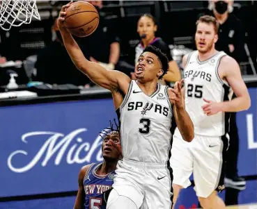  ?? Kin Man Hui / Staff photograph­er ?? In his first game since Feb. 14, Keldon Johnson scored nine points in 11 minutes Tuesday against the Knicks.