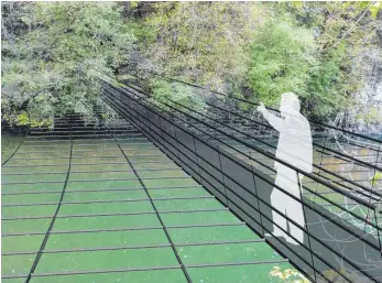 ?? ARCHIVFOTO: BÜRO BREINLINGE­R ?? Die Gemeinde Inzigkofen muss die Arbeiten für die Hängebrück­e im fürstliche­n Park im Donautal neu ausschreib­en.