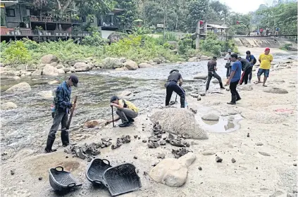  ?? NUCHAREE RAKRUN ?? Workers begin demolishin­g a cement terrace encroachin­g on the famed Klong Tha Dee waterway in Nakhon Si Thammarat yesterday. Local restaurant­s have five days to clear the tourist terrace.