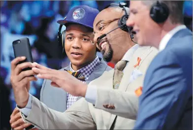  ?? FRANK FRANKLIN II / AP ?? Markelle Fultz smiles for a selfie with a television commentato­r after being selected by the Philadelph­ia 76ers as the No 1 overall pick in Thursday’s NBA draft in New York.