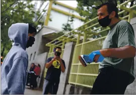  ?? ANDA CHU — STAFF PHOTOGRAPH­ER ?? San Jose Mayor Sam Liccardo speaks with Axel Chavez, 10, a fourth grader at Horace Mann Elementary School after joining a group of volunteers cleaning graffiti off the school.