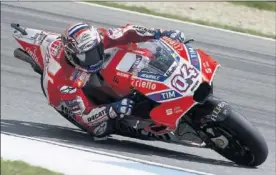  ??  ?? BUENA SENSACIÓN. Dovizioso logró el mejor tiempo del viernes.