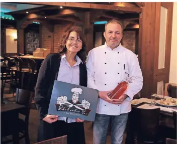  ?? RP-FOTO: LAMMERTZ ?? Miriam Simon (l.) ist die Inhaberin der neuen Rhabarberb­ar am Bäkerhof. Gastroleit­er ist Markus Jung (r.). Der 52 Jahre alte gelernte Koch stammt aus Fischeln und soll das Gesicht der Bar werden.