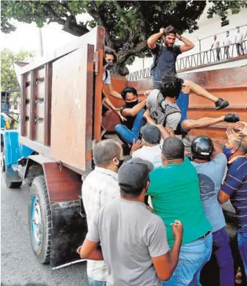  ?? // EFE ?? Manifestan­tes son montados en un camión, en La Habana